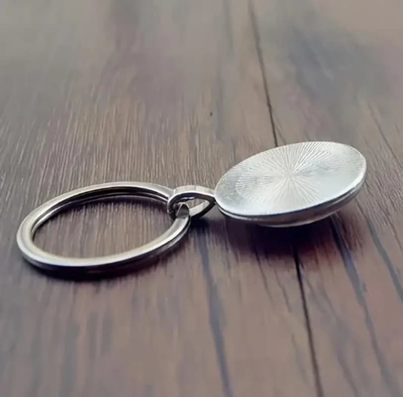 Porte-clés carte du monde de mode avec conception de boussole, porte-clés en métal en alliage de zinc durable, adapté aux clés de voiture, adapté au jour de la Terre