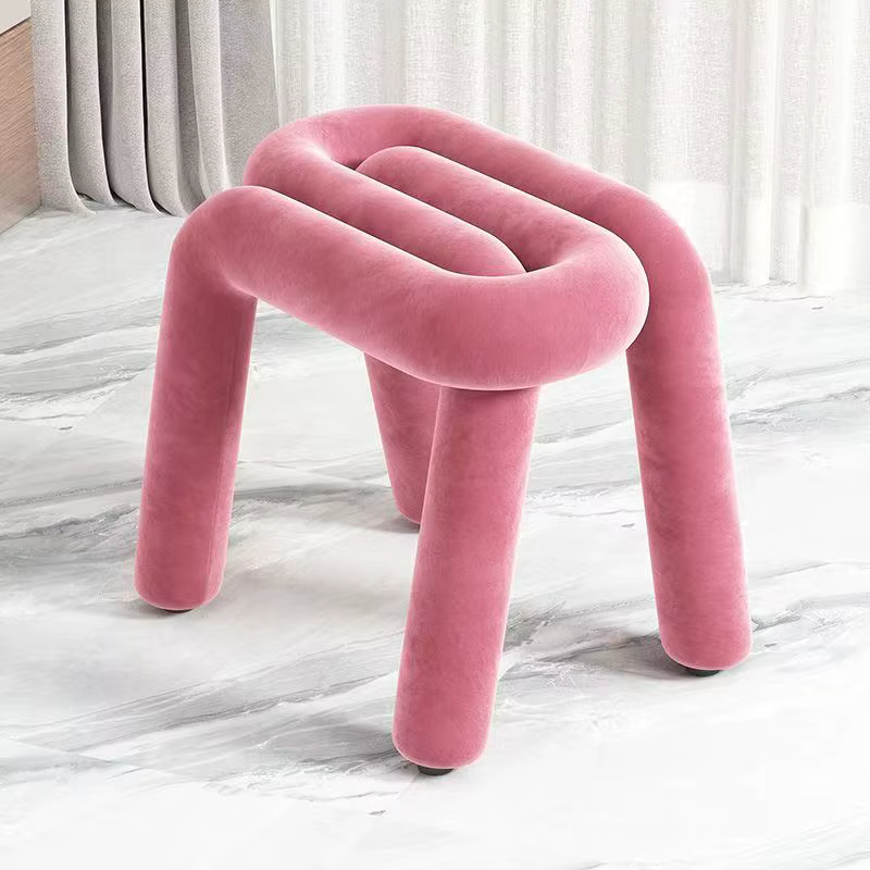 Chaise d'appoint moderne minimaliste en velours avec un design incurvé coloré, une salle à manger et