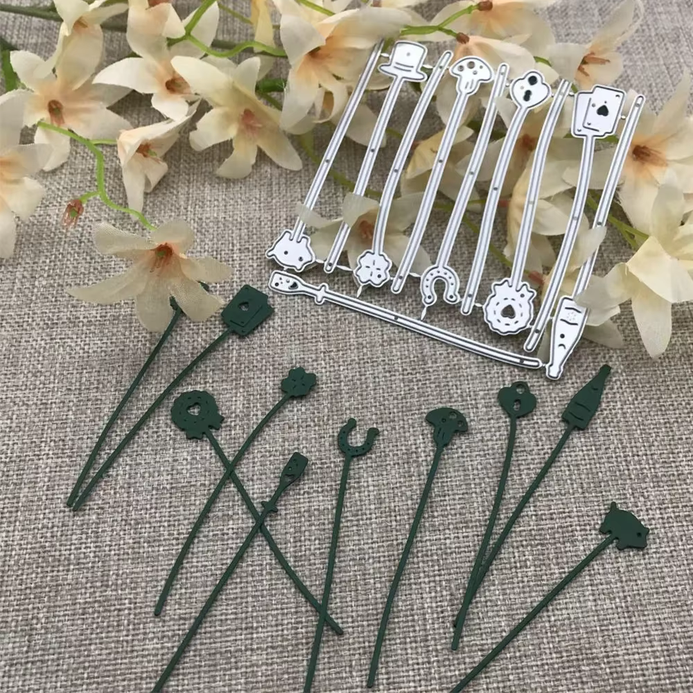 Matrices de découpe en métal pour la création de cartes, pochettes et albums de scrapbooking DIY, idéales pour les fêtes et les célébrations.