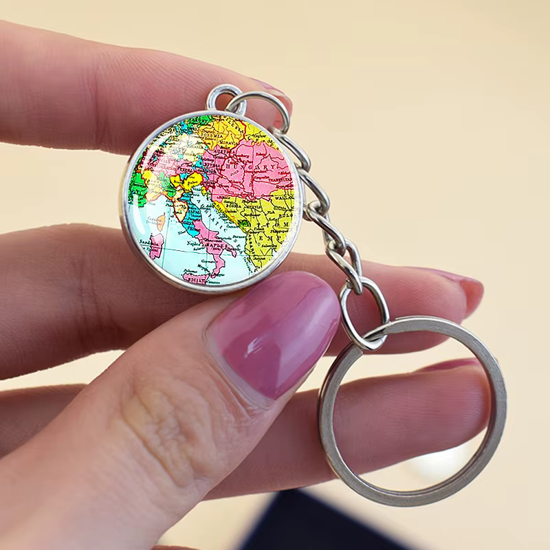 Porte-clés vintage avec carte des pays européens, France, Espagne, Pologne, Allemagne, Pologne, Italie, boule de verre, cadeau de voyage