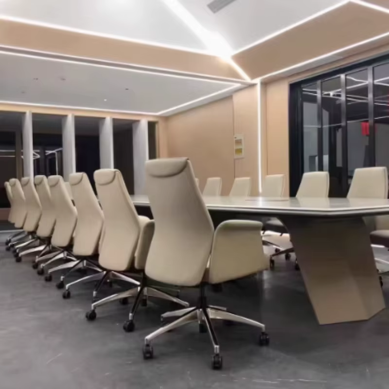 Chaise de bureau ergonomique blanche avec roulettes et support lombaire