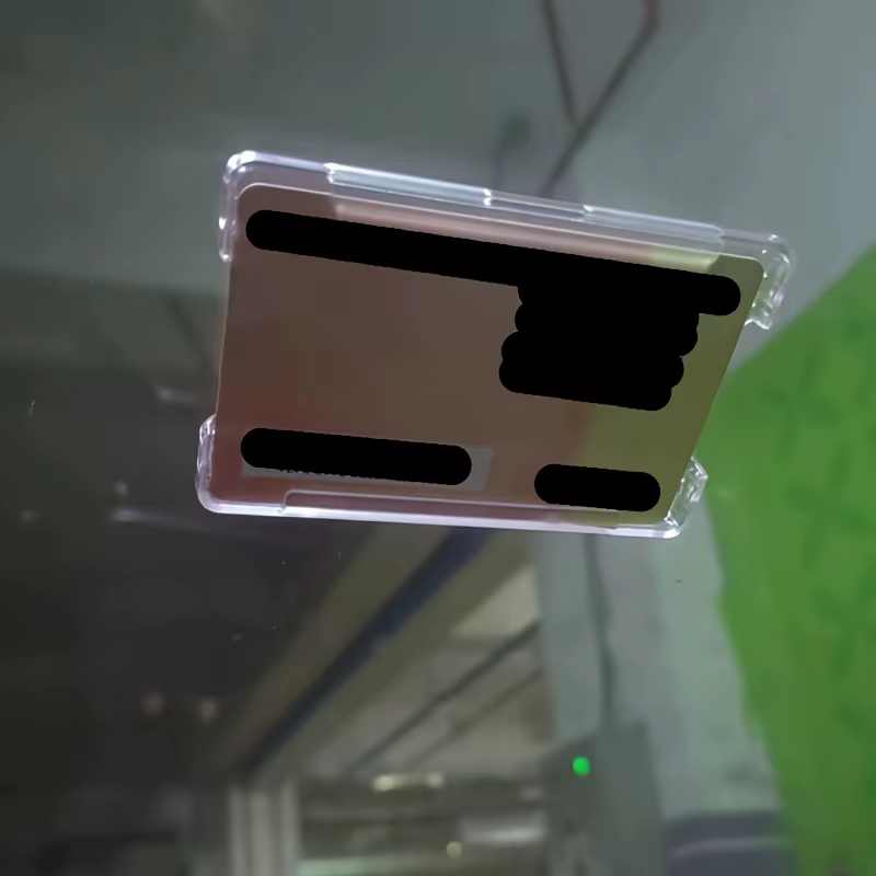 Support de carte de stationnement pour pare-brise, facilitant l'ouverture de la porte de sécurité et le retrait des cartes d'identité.
