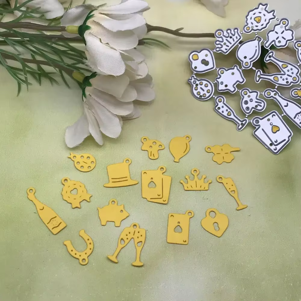Matrices de découpe métalliques pour la création de cartes, albums de scrapbooking et loisirs créatifs, idéales pour les fêtes et la décoration.