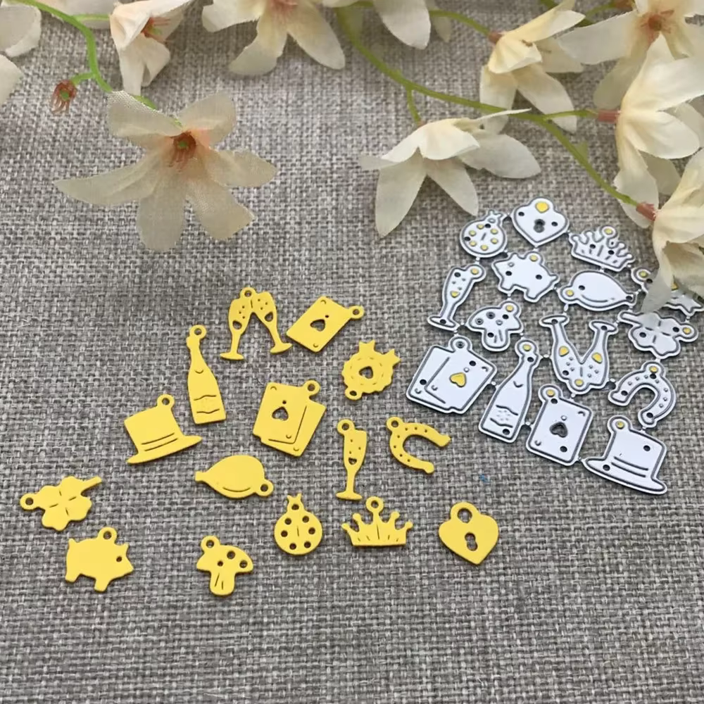 Matrices de découpe en métal pour la création de cartes, pochettes et albums de scrapbooking DIY, idéales pour les fêtes et les célébrations.